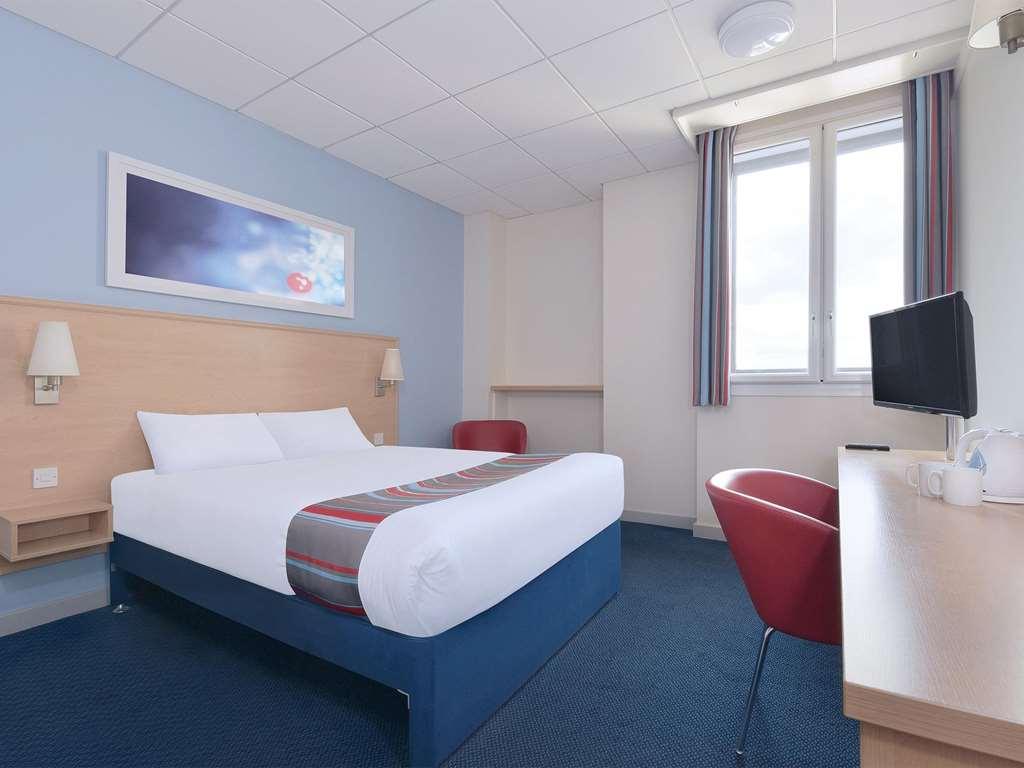 Travelodge Swindon Central Habitación foto